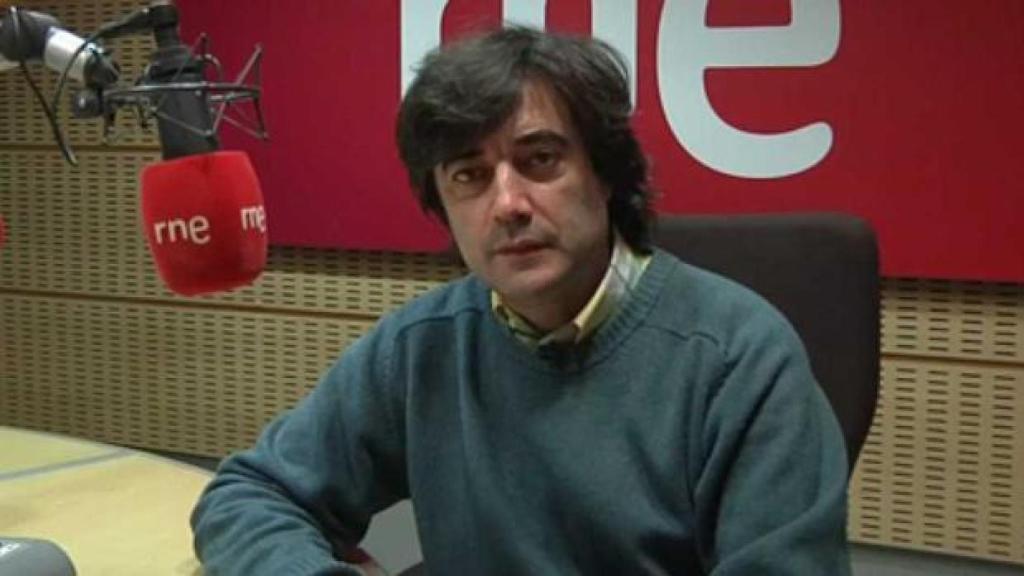Tomás Fernando Flores en los estudios de RNE.