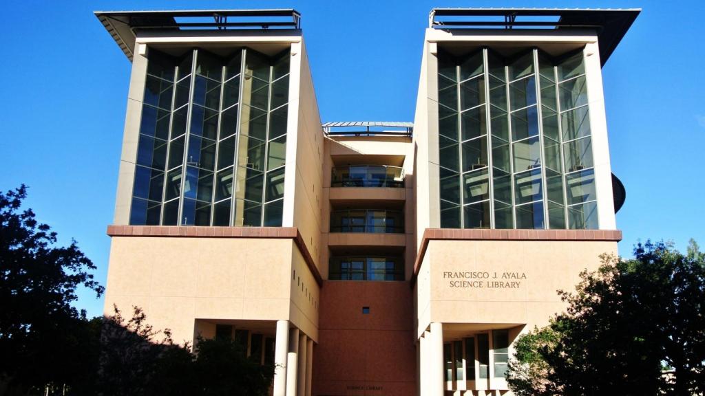 La UCI va a eliminar el nombre de Ayala de su Facultad de Ciencias Biológicas y de su biblioteca científica.