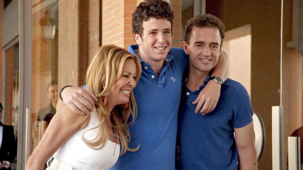 Ana Obregón junto a su hijo y Alessandro Lequio.