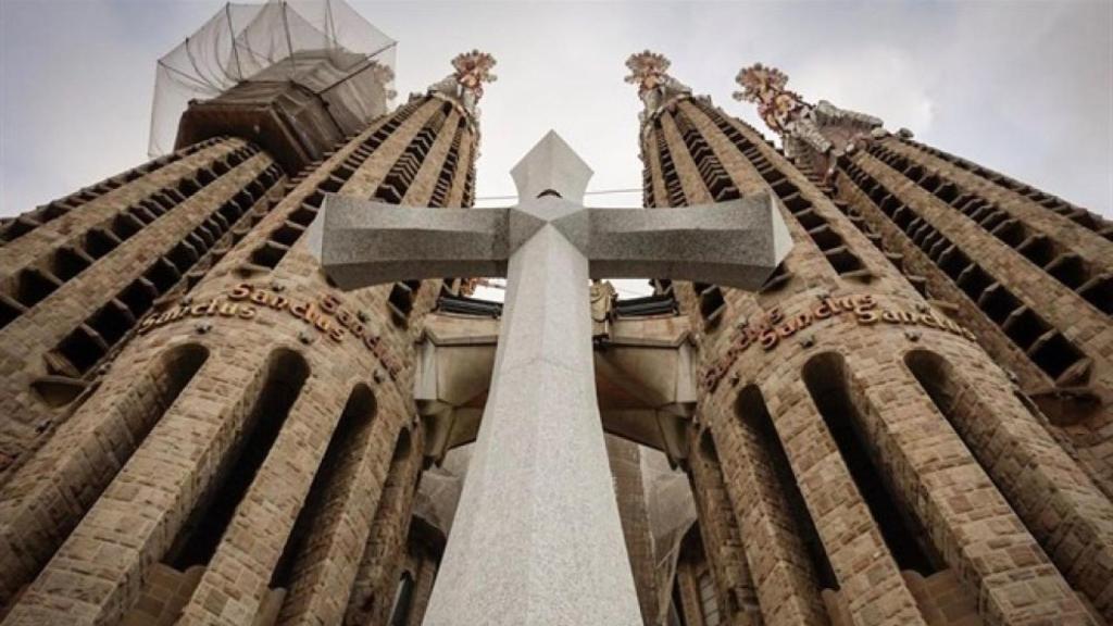 Cruz de 18 toneladas en la Sagrada Familia