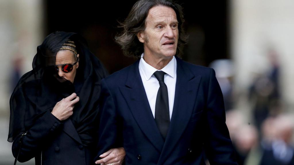 Kitín Muñoz y Kalina de Bulgaria cubriéndose el rostro.