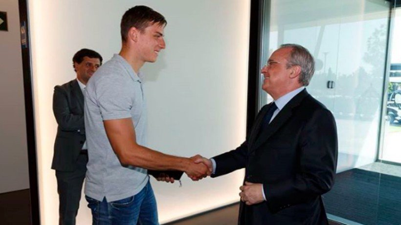 Lunin ya posa de blanco: así fue su primer día en Valdebebas