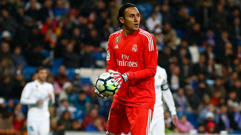 Keylor Navas sacando un balón con las manos Foto: Pedro Rodríguez/El Bernabéu