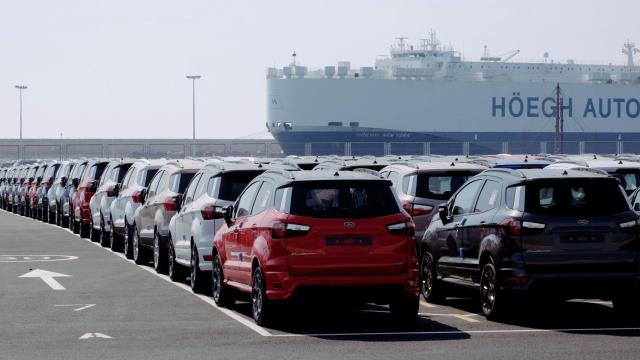 Coches preparados para la exportación en el puerto de Valencia
