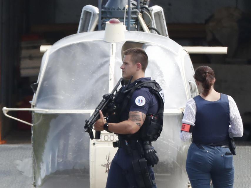 Agentes inspeccionando el helicóptero de la huida de Faïd