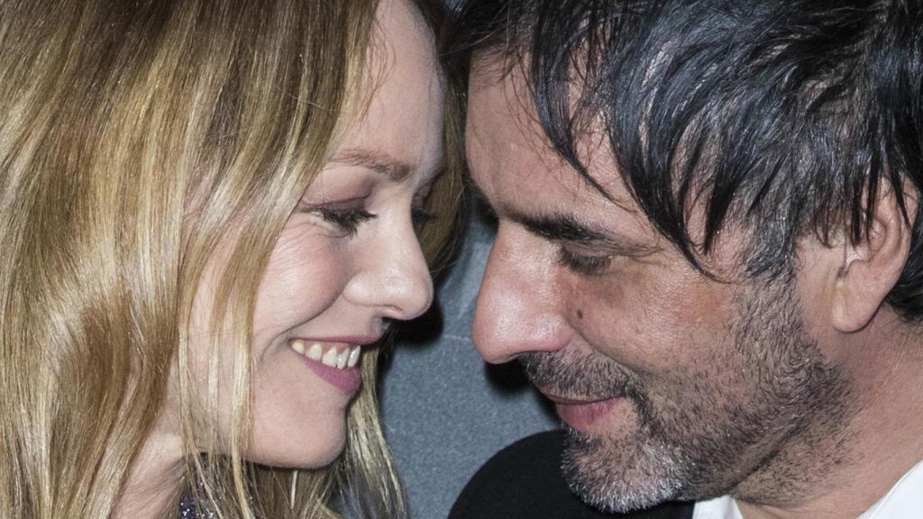 La pareja muy acaramelada.