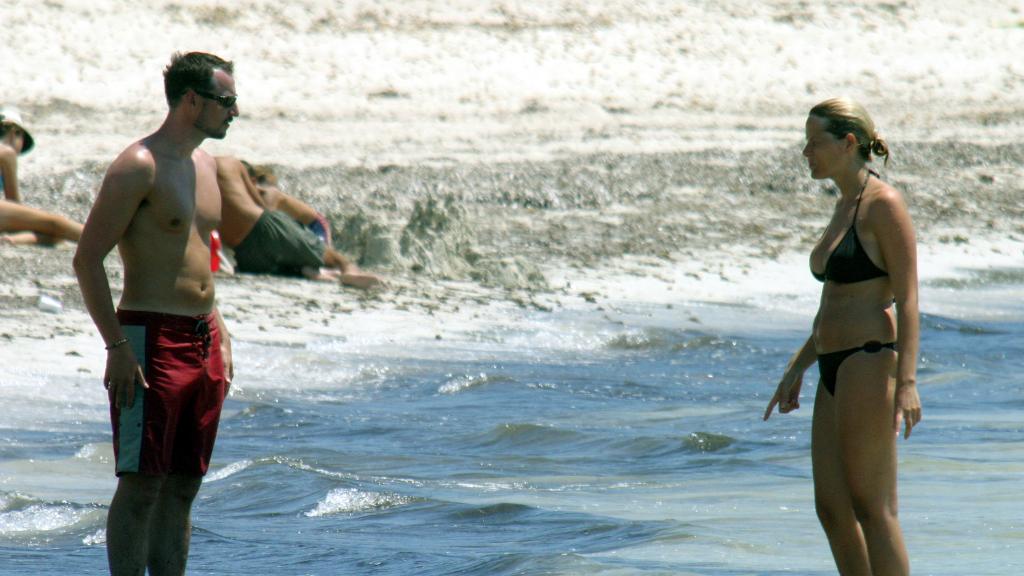 Mette-Marit y Haakon en la playa, en una imagen de archivo.