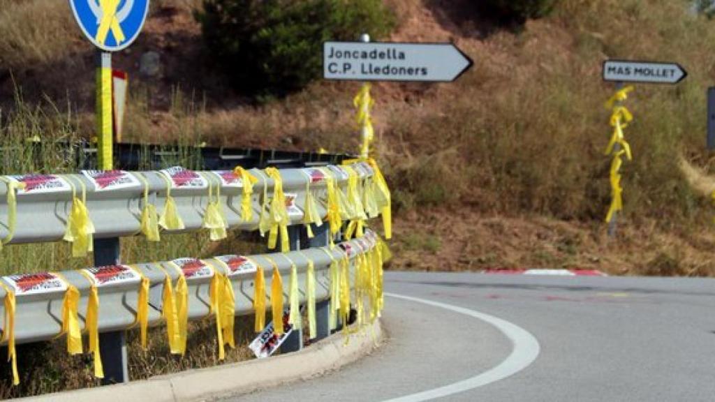 Lazos amarillos cerca de Lledoners.