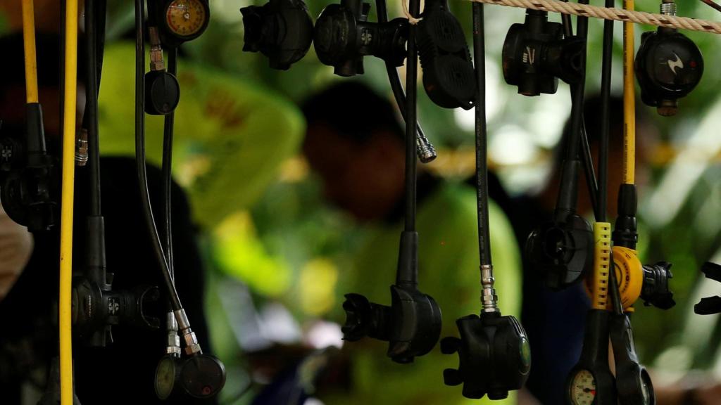 Equipo de buceo cerca de la cueva de Tham Luang