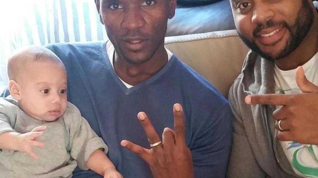 Abidal y su primo, Gerard.