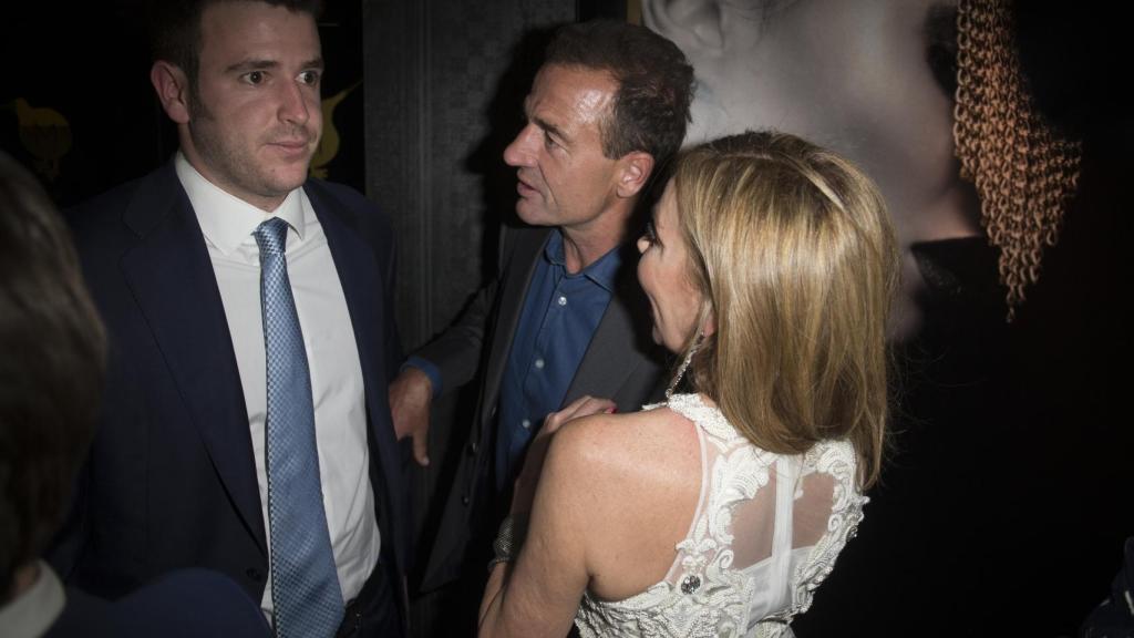 Álex Lequio junto a su padre y Ana García Obregón.