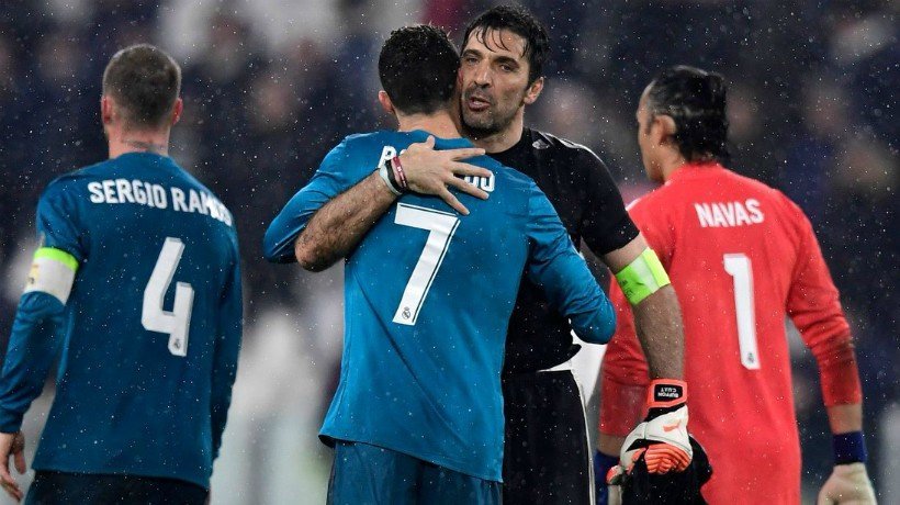 Buffon se abraza con Cristiano. Foto Twitter (@ChampionsLeague)