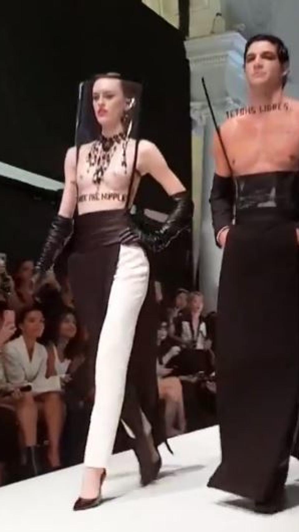 Modelos en la pasarela.