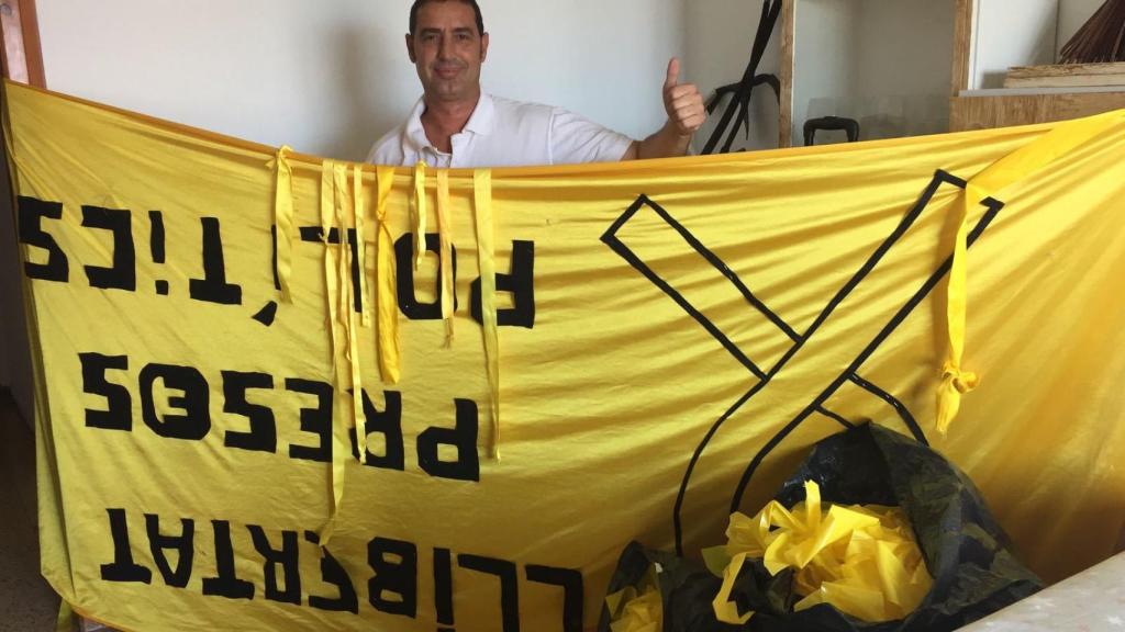 Juan guarda en su garaje la propaganda requisada