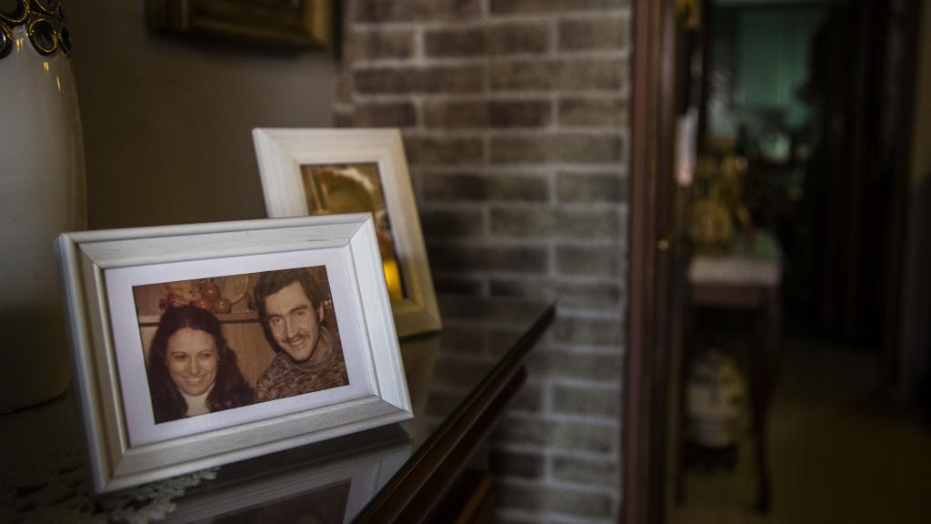 La casa de Aurora, hermana de la víctima, está repleta de retratos de los ''Novios de Cádiz': Antonio Ramírez Gallardo y Hortensia González Ruiz que fueron ametrallados el 6 de Enero de 1979 por miembros de la banda terrorista ETA cuando se encontraban en el interior de un automóvil en la localidad guipuzcoana de Beasain. Foto: Fernando Ruso