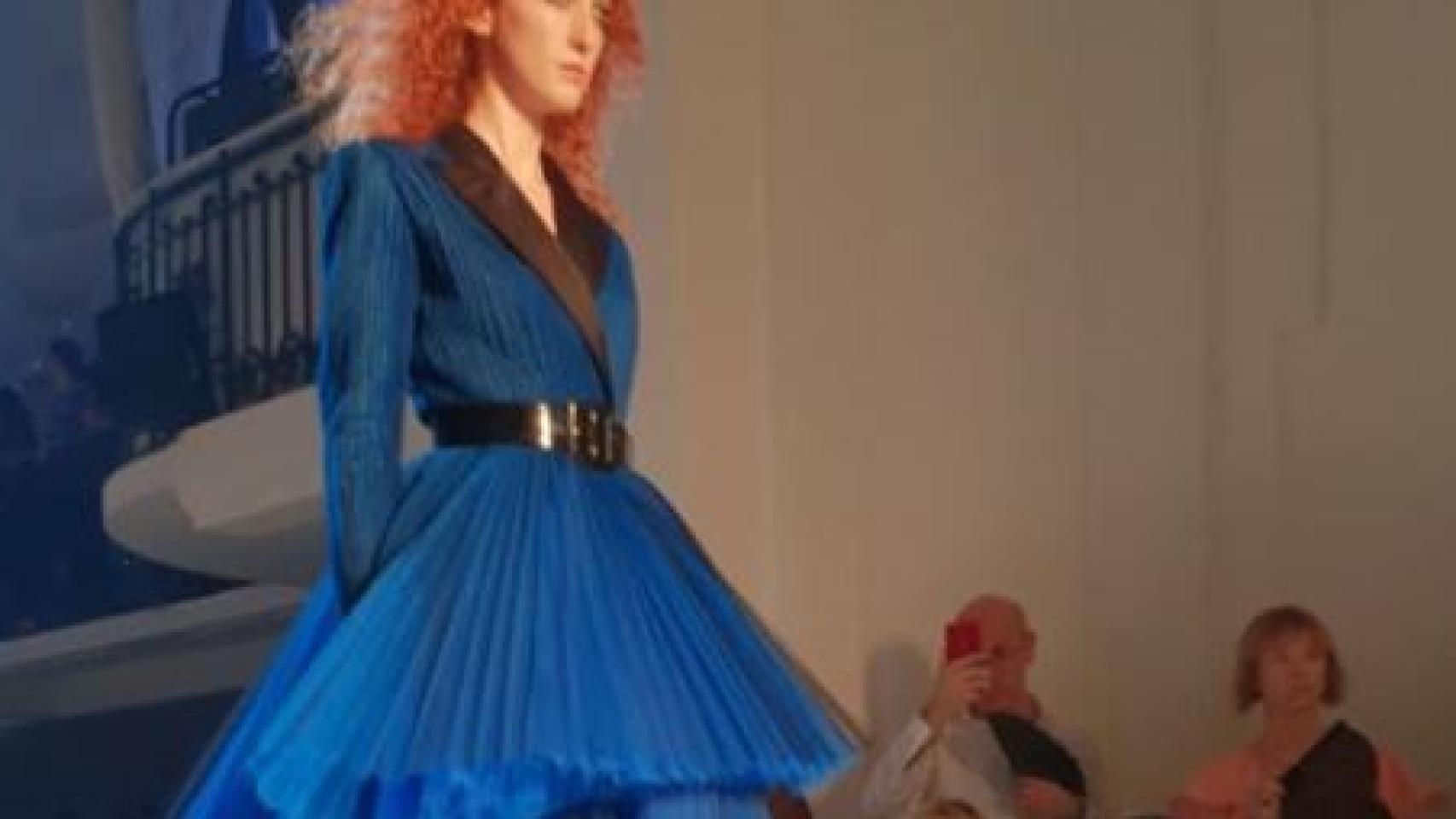 Una modelo en el desfile en redes sociales.