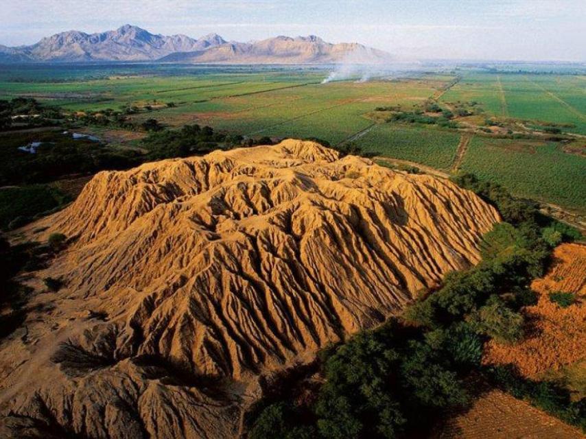 Vista del Valle de Pirámides de Perú.