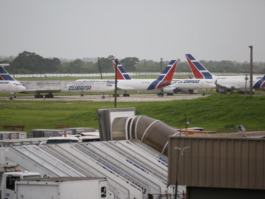 Varios aviones de Cubana de Aviación estacionados en el aeropuerto de La Habana.