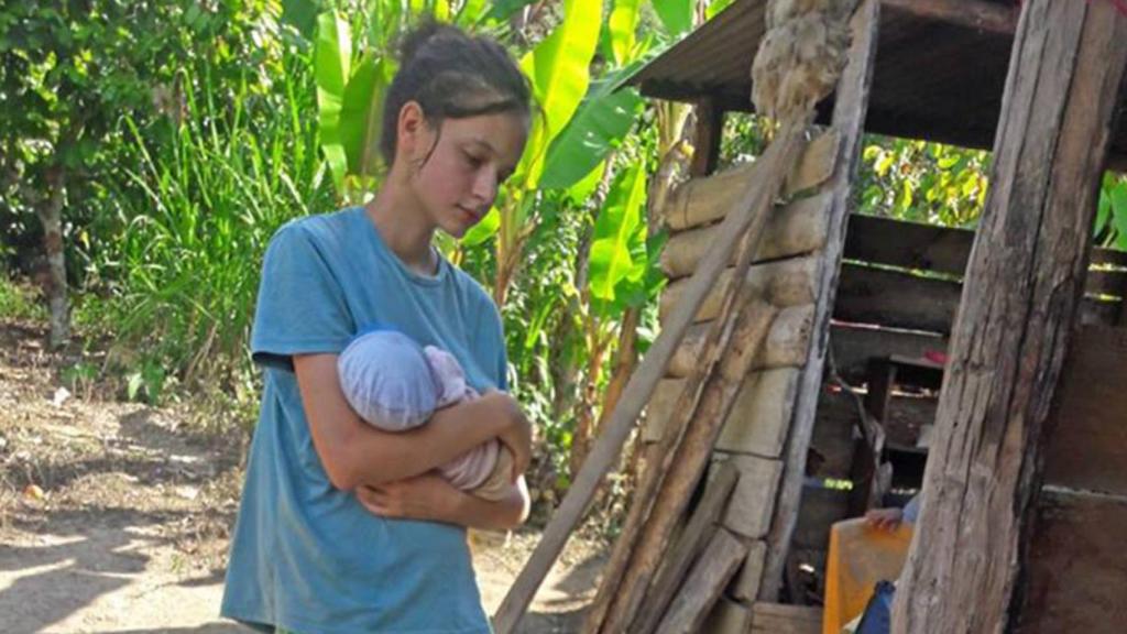 Patricia Aguilar, con su hija de un mes en los brazos.
