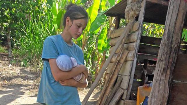 Patricia Aguilar, con su hija de un mes en los brazos.