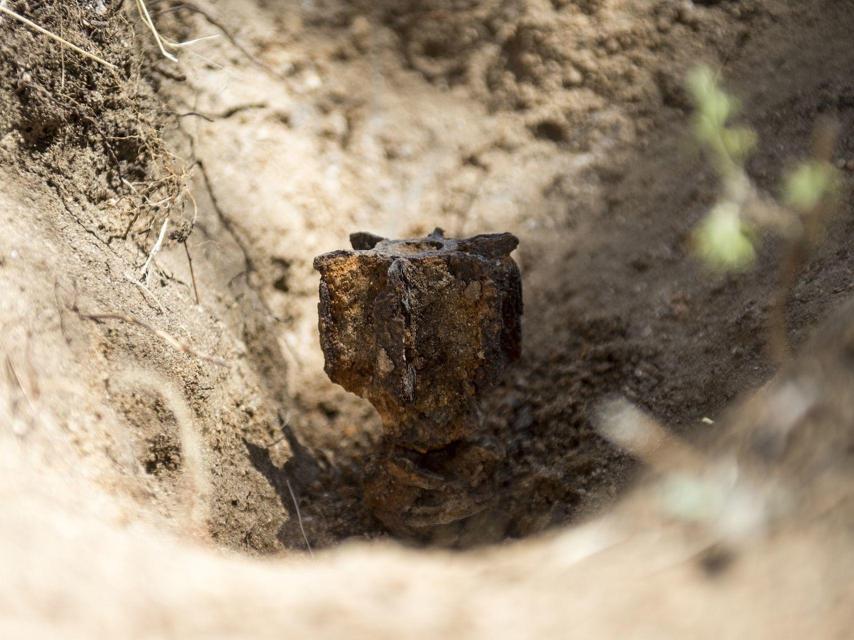 Uno de los artefactos sin explotar a las puertas del hospital madrileño, hallado el pasado año.