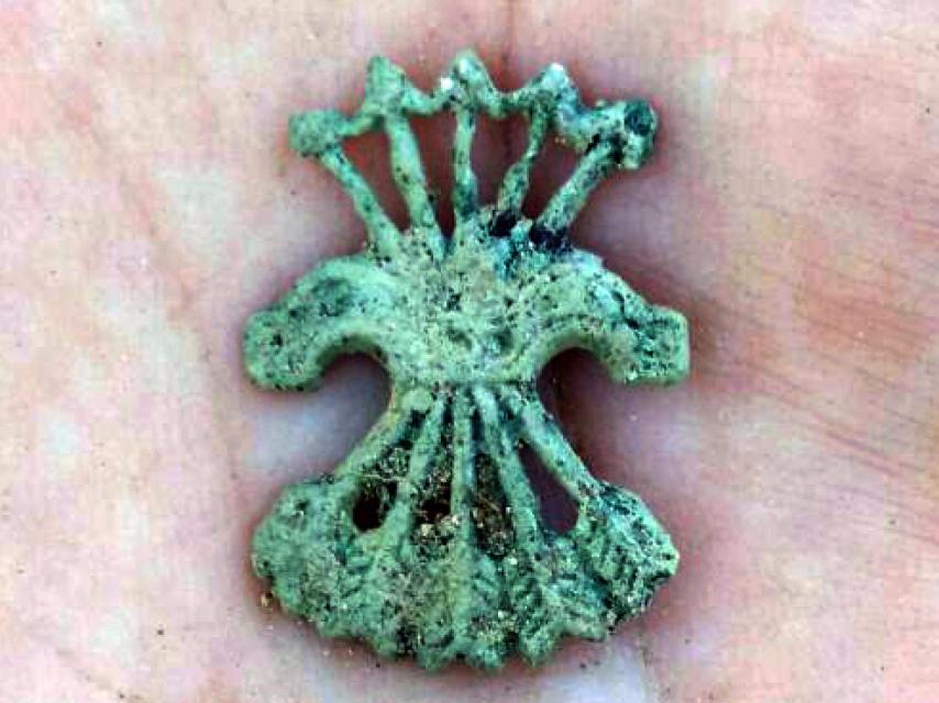 En la excavación están saliendo insignias franquistas como ésta.