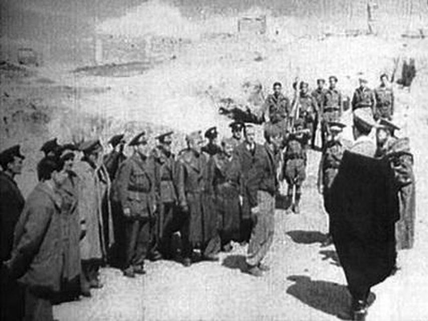 El coronel Adolfo Prada (chaquetón de cuero, republicano) y el coronel Eduardo Losas (con chilaba, franquista) en la rendición.