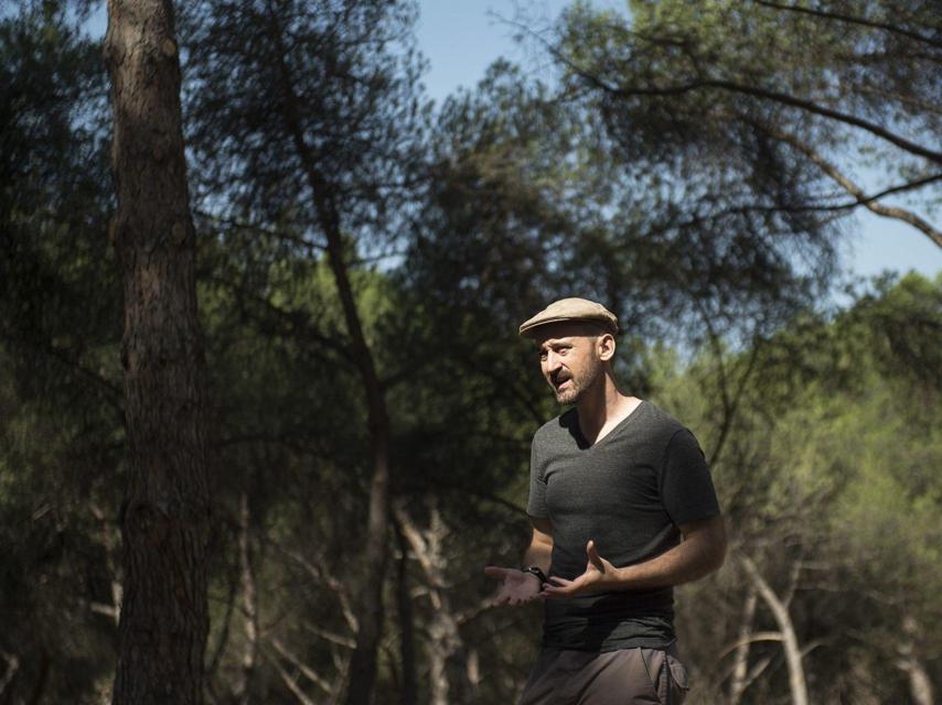 Alfredo González-Ruibal dirigiéndose a su equipo, en el yacimiento.
