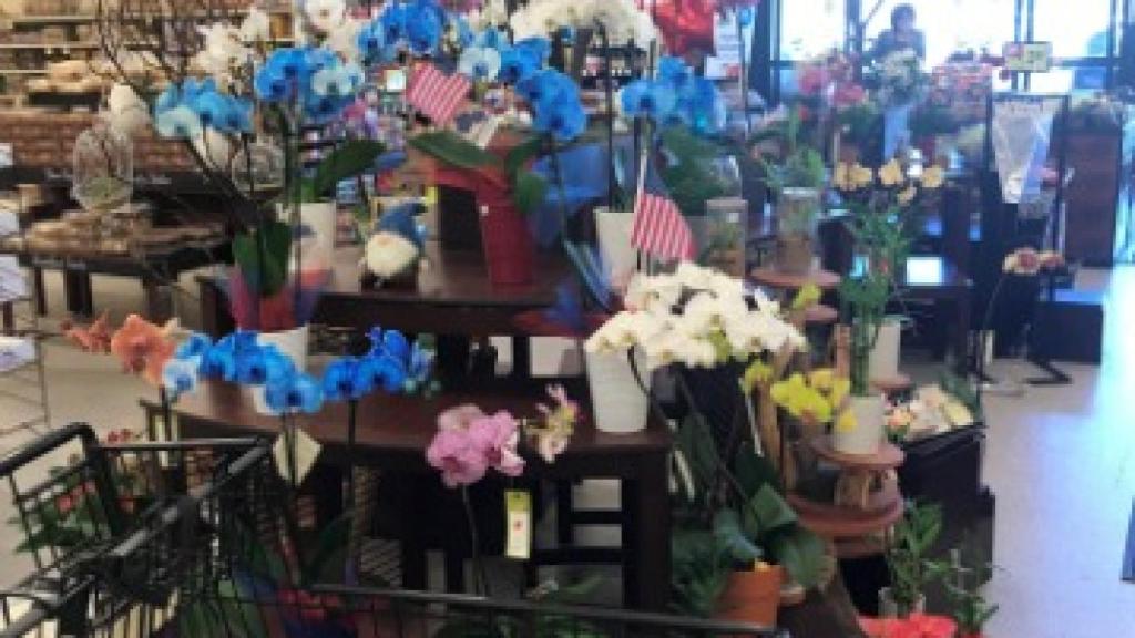 Establecimiento de Albertsons con elementos decorativos para el 4 de julio.