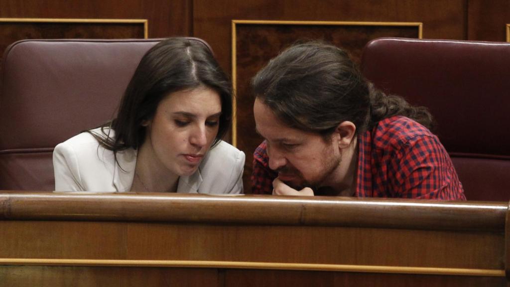 La pareja charlando en el Congreso.