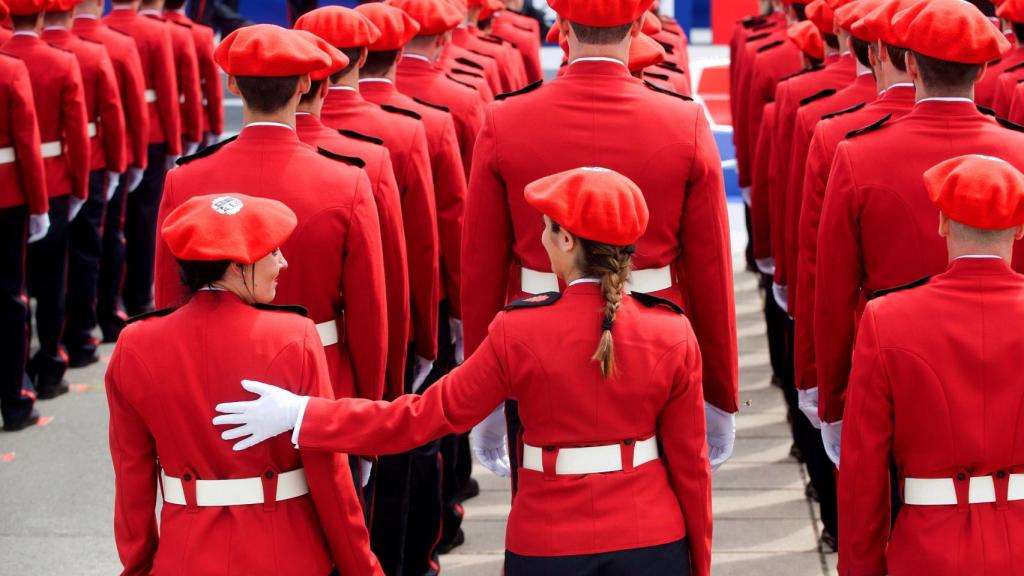 Momento del acto de entrega de diplomas a los miembros de la XXVI promoción de la Ertzaintza