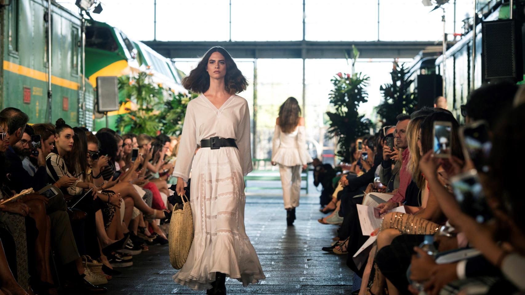 La modelo luce una de las creaciones de la diseñadora Juana Martín.