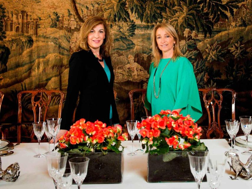 Amaya de Miguel, a la izquierda, en el programa de televisión De casa Estilo de Embajada.