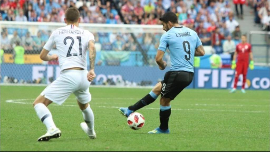 Luis Suarez intenta un pase en el partido contra Francia.
Foto: Twitter (@Uruguay)