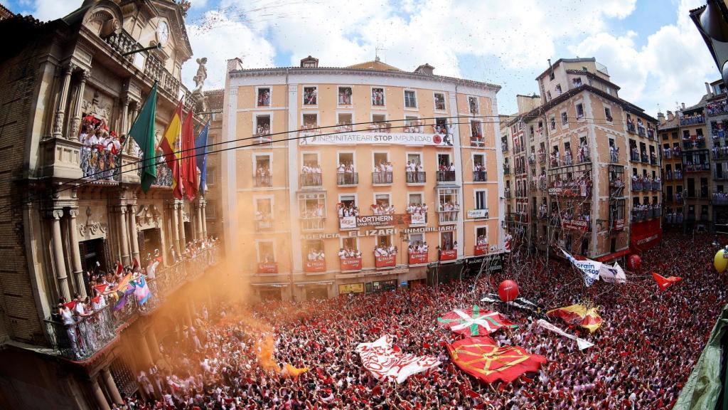 Panorámica de la plaza del Ayuntamiento en el momento del chupinazo.