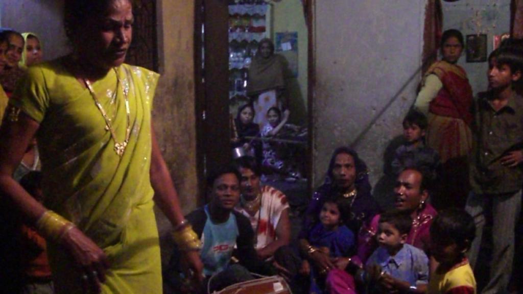 Un hijra en una ceremonia de bautizo.