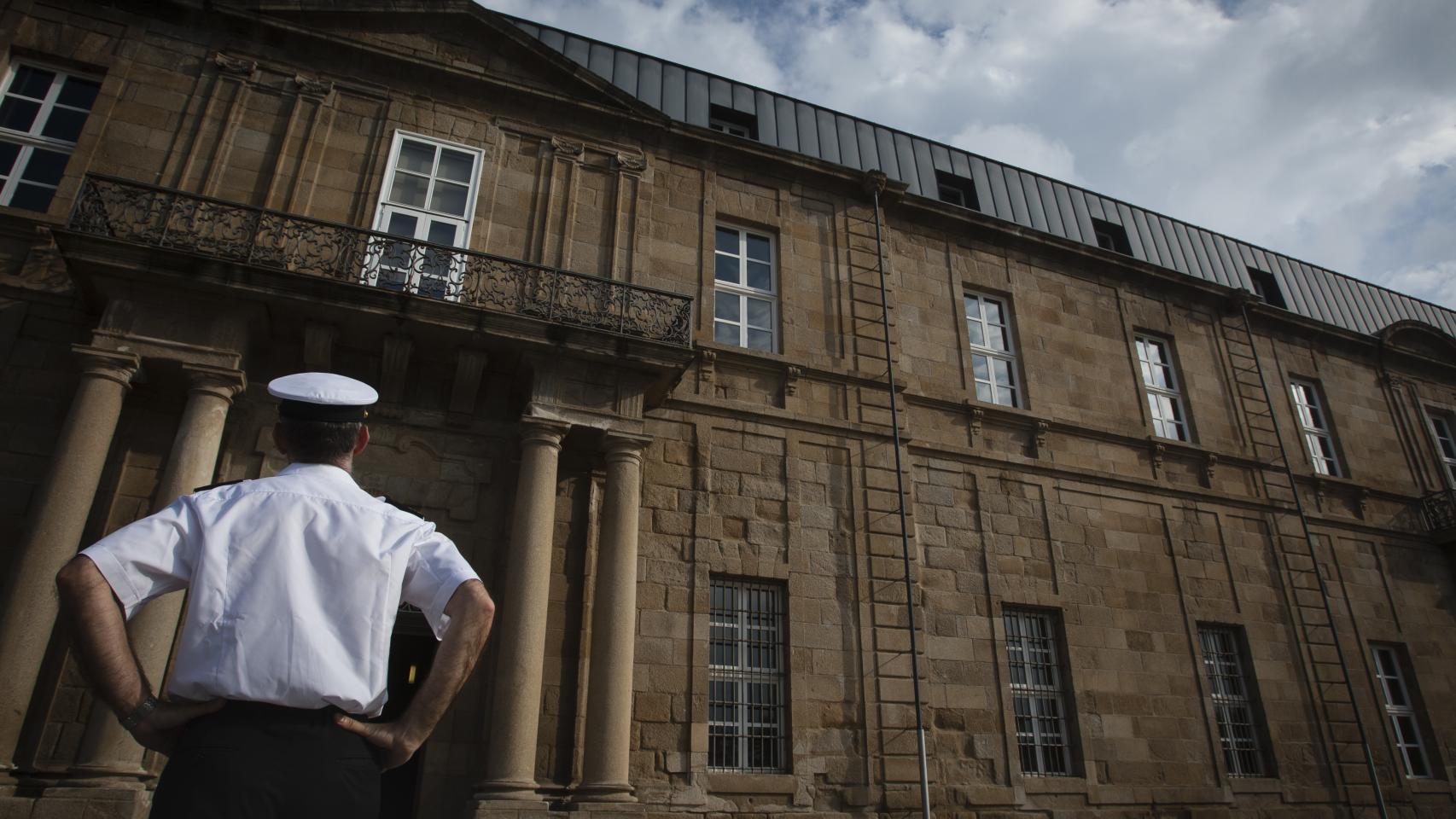 Ferrol, la ciudad muerta de la que hasta el Zara se va