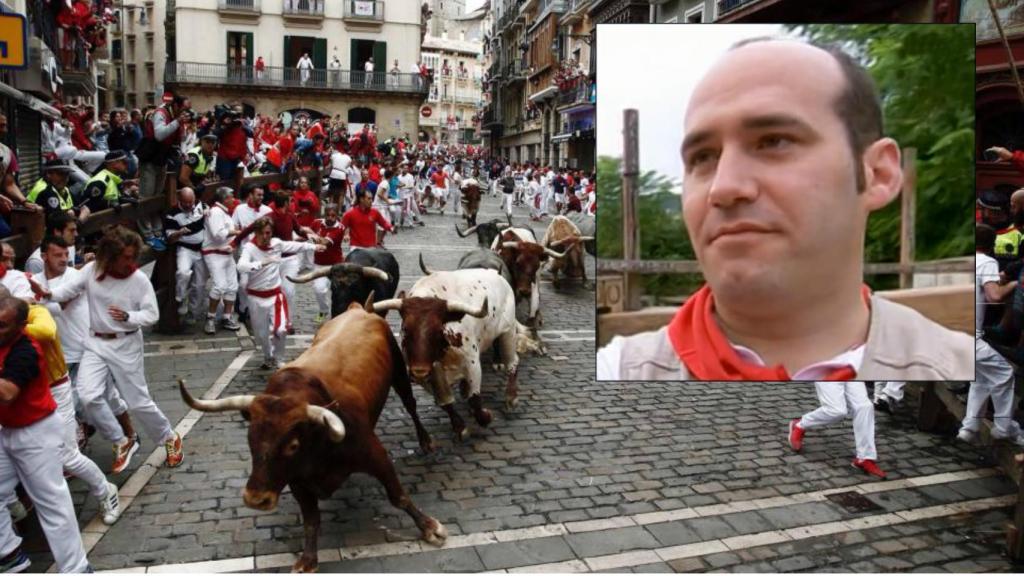 Xabier Aldaz lleva instalando las vallas de madera de los encierros desde 1998.