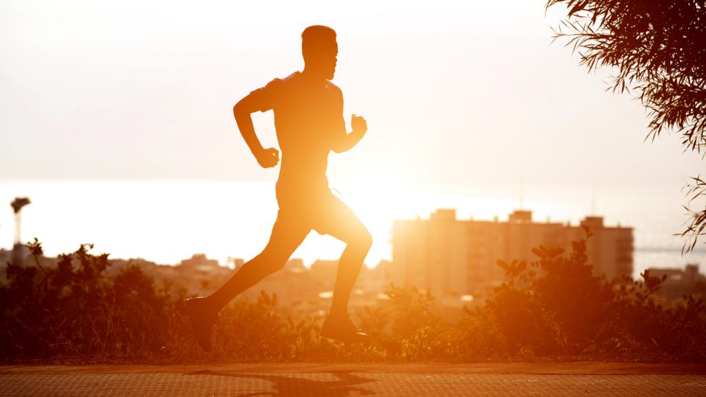 Un runner realizando una sesión de entrenamiento al sol.