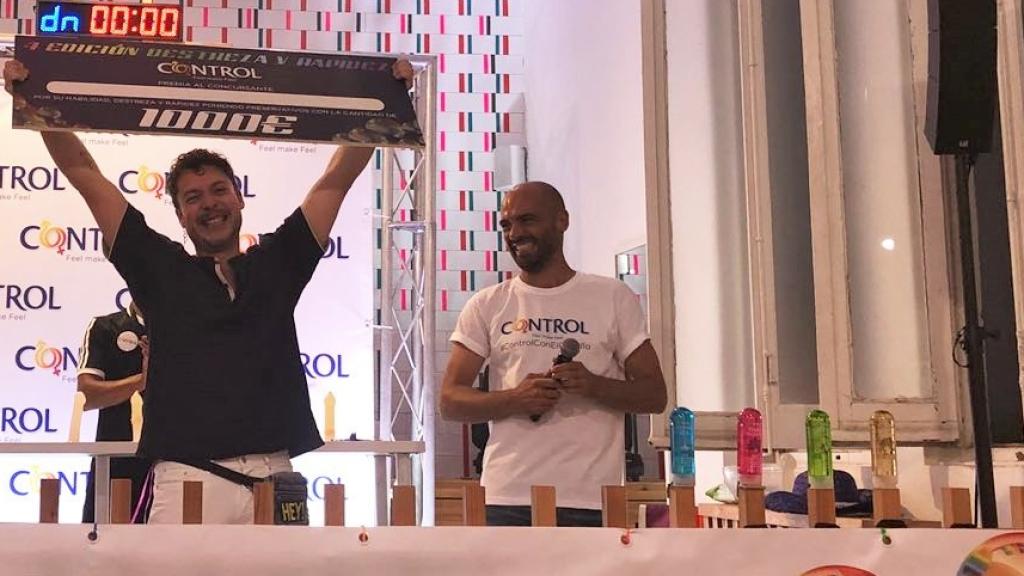 Eugenio Marinetto, ganador del IV Campeonato de Destreza y Rapidez en ponerse condones.