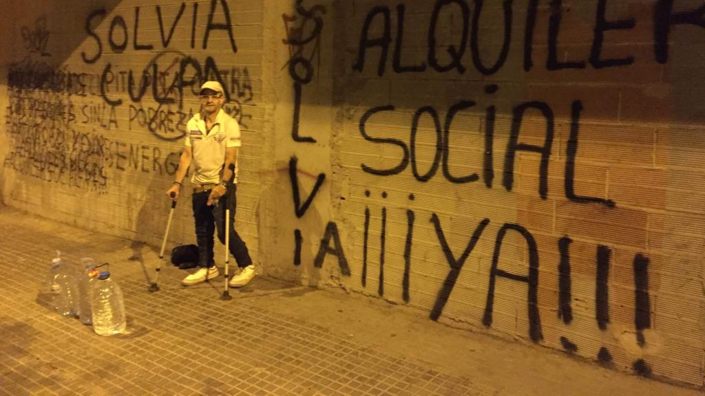 Rafa con las tres garrafas que va a llenar a la fuente