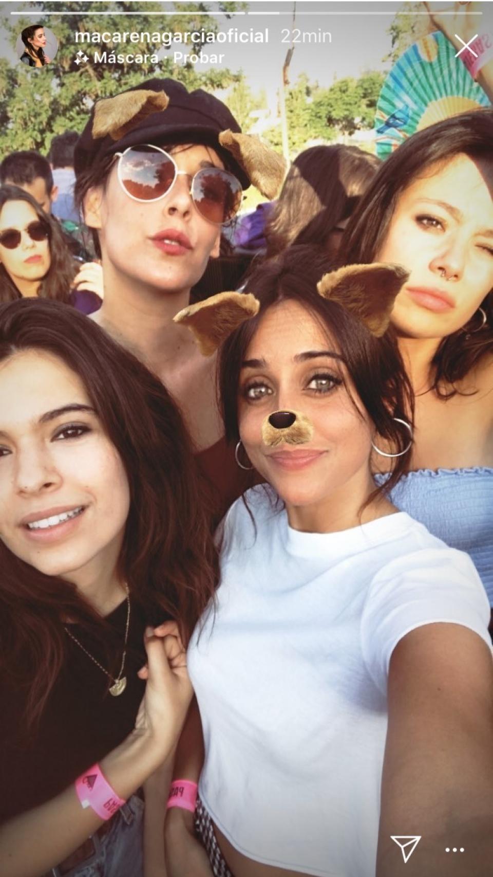 Macarena García, Anna Castillo y Belén Cuesta en la carroza de Netflix.