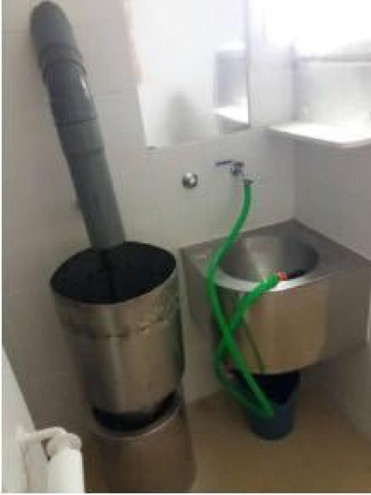 Imágenes del interior de la celda y del artilugio para diluir las heces del preso