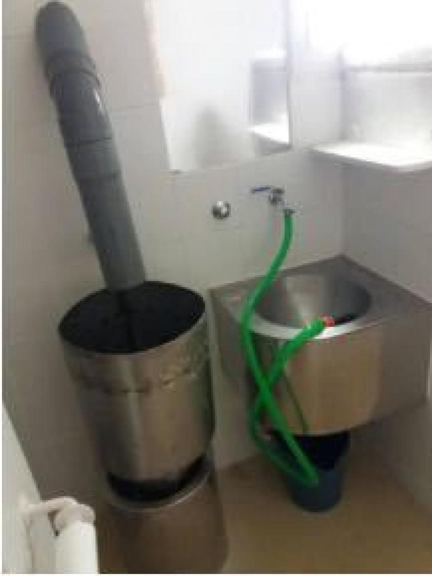 Imágenes del interior de la celda y del artilugio para diluir las heces del preso