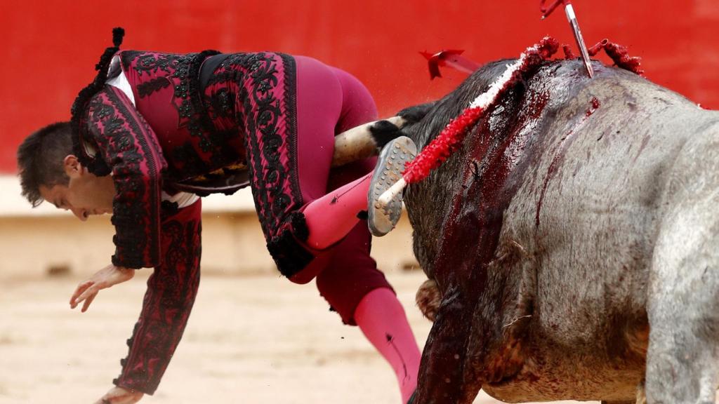 El torero ha sido corneado al entrar a matar