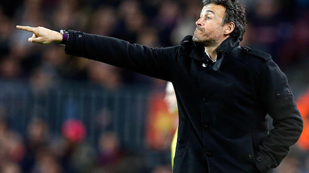 Luis Enrique da instrucciones durante un partido con el Barcelona.