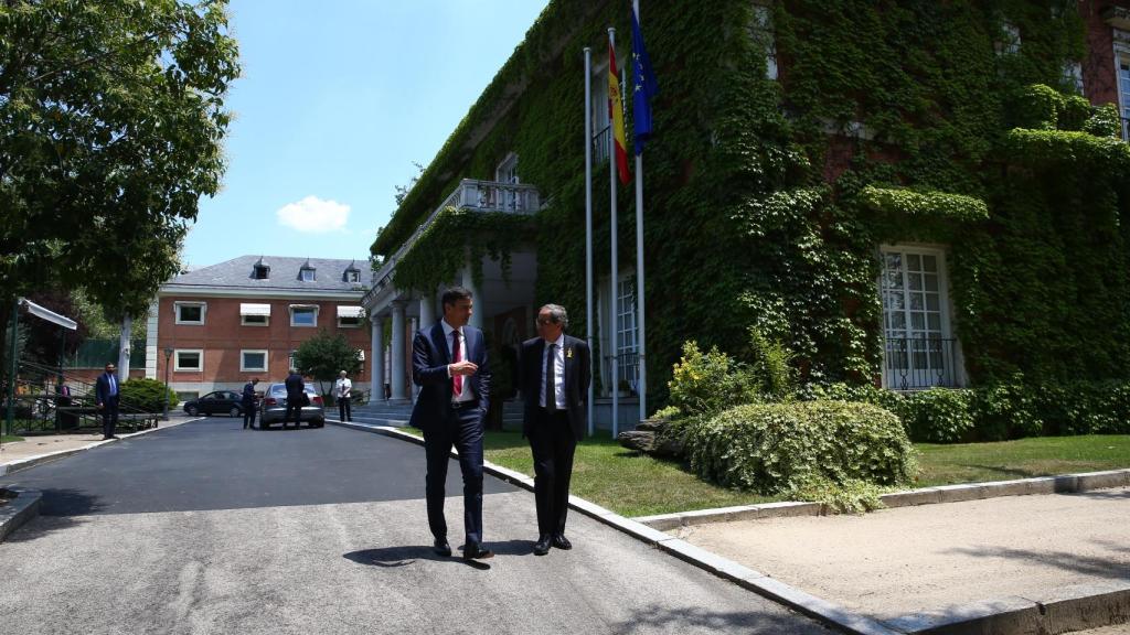 Pedro Sánchez paseando junto a Quim Torra en el complejo de La Moncloa.