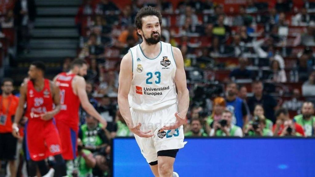 Llull celebrando una canasta ante CSKA