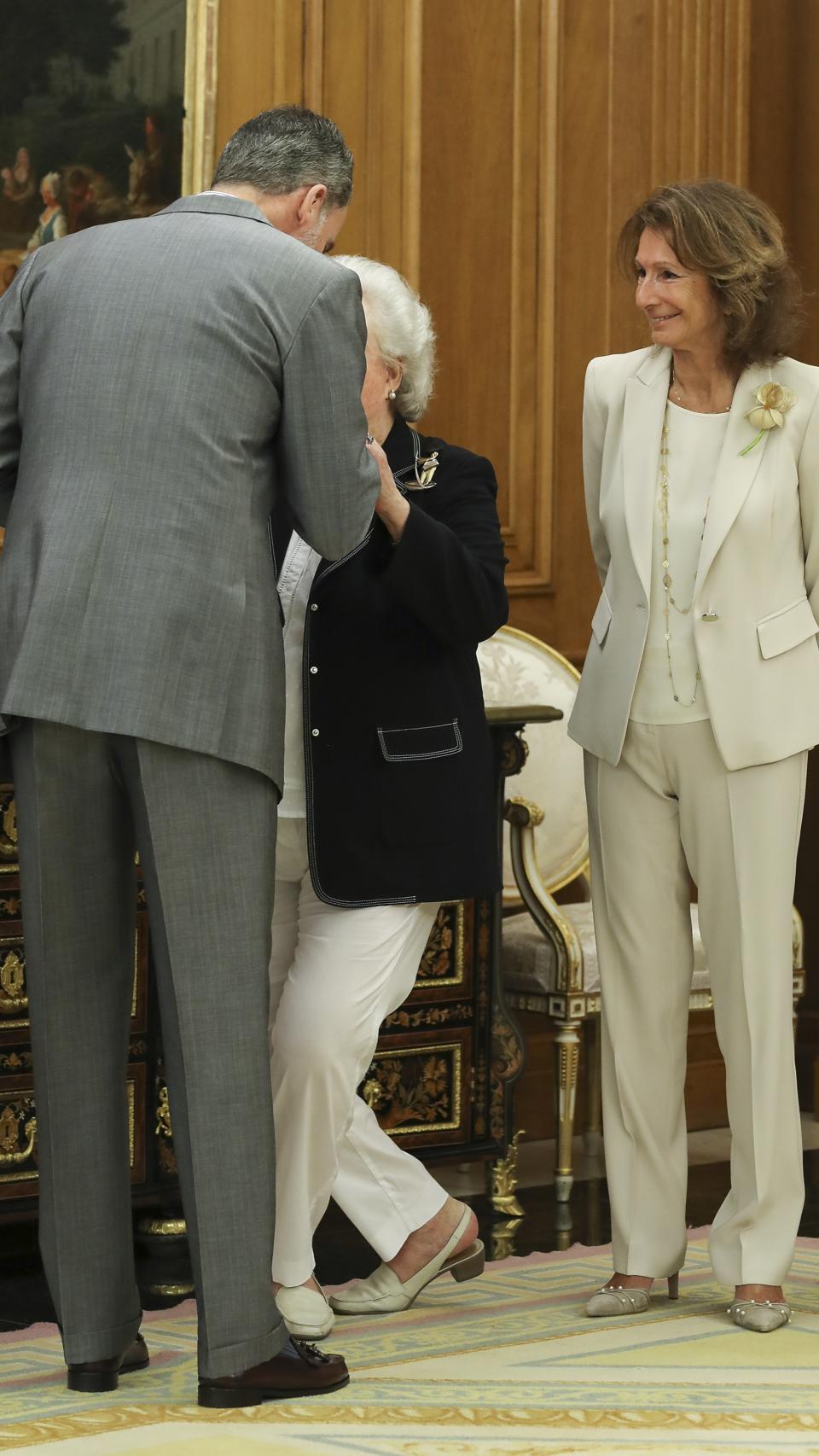 La infanta Pilar hace la reverencia al rey Felipe.