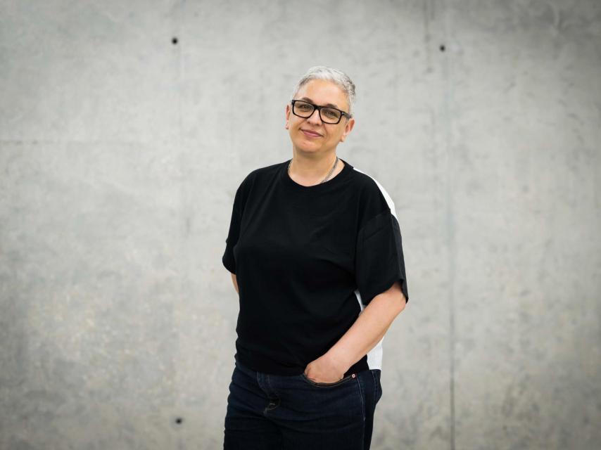 Dora García en la entrada del Caixaforum de Madrid.